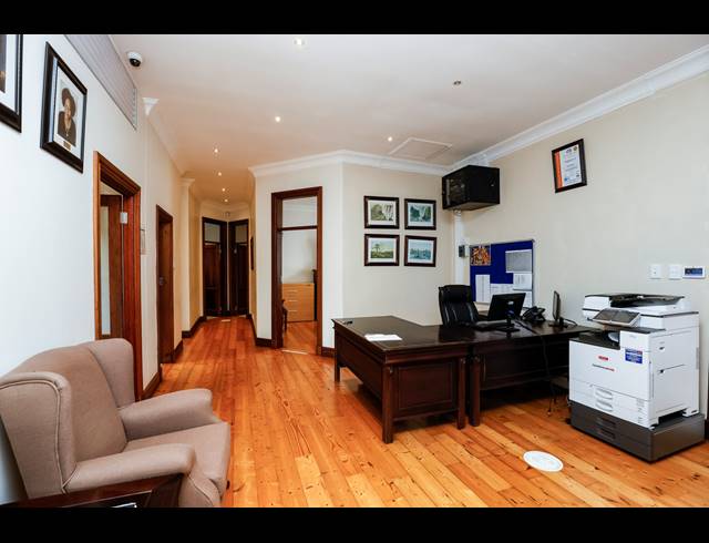 330M² OFFICE FOR SALE IN WINDERMERE